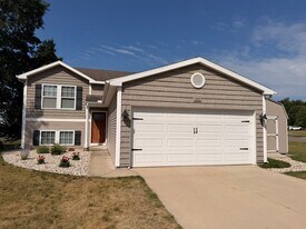 1627 Hamlet Dr in Lowell, MI - Building Photo