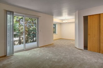 Lake Park in Everett, WA - Foto de edificio - Building Photo