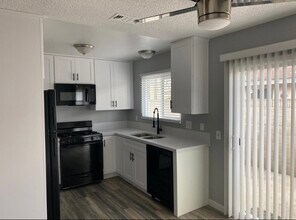 2729 W Yale Ave, Unit B in Anaheim, CA - Foto de edificio - Building Photo