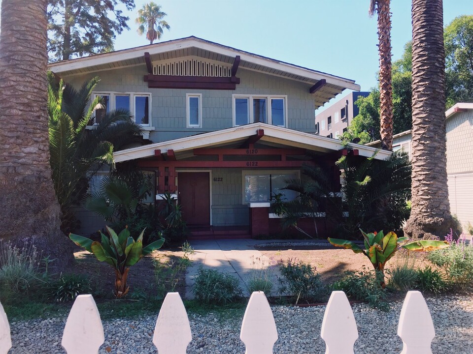 Carlos Ave Apartments in Los Angeles, CA - Foto de edificio