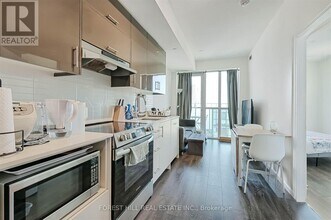 188-2188 Fairview Mall Dr in Toronto, ON - Building Photo - Building Photo