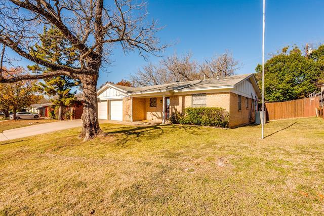 1204 Julie St in Weatherford, TX - Building Photo