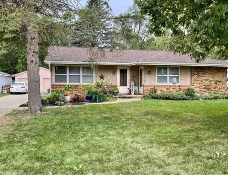 1592 NW 80th St in Clive, IA - Building Photo