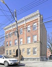 22-14-22-16 120th St in College Point, NY - Foto de edificio - Building Photo