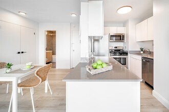 100 Montgomery St in Jersey City, NJ - Building Photo - Building Photo