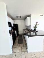 5700 Etiwanda Ave, Unit Unit 205 in Tarzana, CA - Building Photo