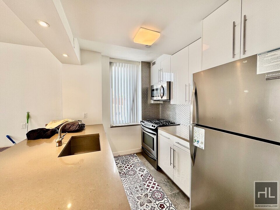31-61-61 37th St in Queens, NY - Building Photo