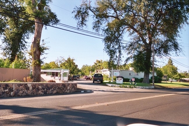 2791 Lakeshore Blvd in Lakeport, CA - Foto de edificio - Building Photo