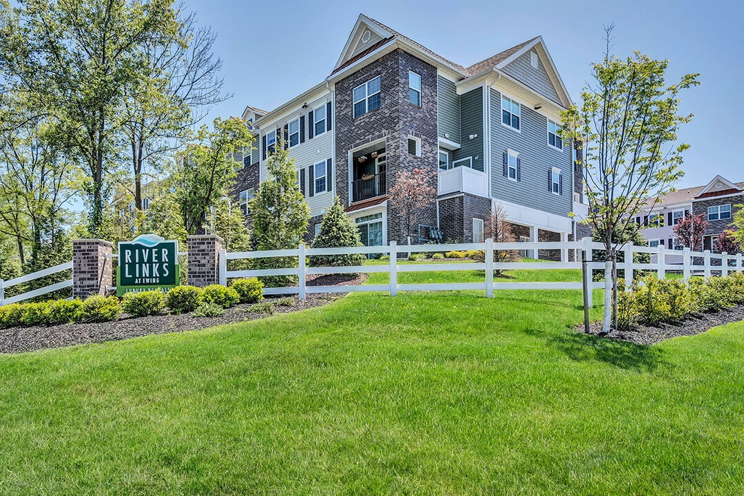 River Links in Ewing Township, NJ - Building Photo