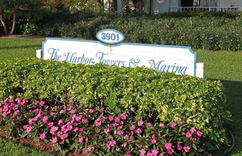 The Harbor Towers & Marina in West Palm Beach, FL - Building Photo - Building Photo