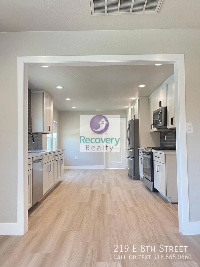 219 E 8th St in Lincoln, CA - Building Photo - Building Photo