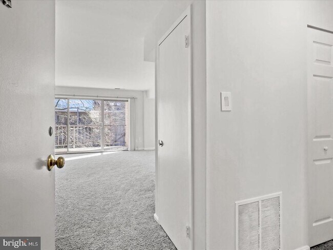 33 Canterbury Square in Alexandria, VA - Building Photo - Building Photo