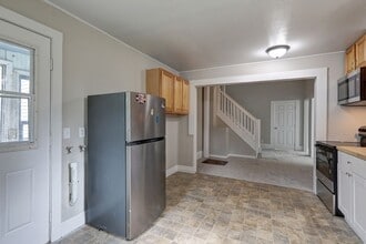 140 S Cambrian Ave in Bremerton, WA - Building Photo - Building Photo