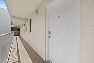 6135 NW 186th St, Unit 202 in Hialeah, FL - Building Photo - Building Photo