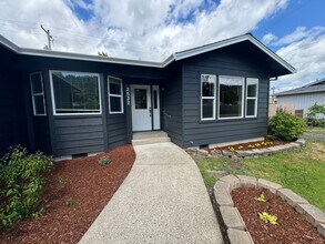 2532 W Jay Ave in Roseburg, OR - Building Photo - Building Photo