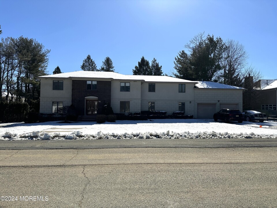 14 Harbor Ct in West Long Branch, NJ - Building Photo