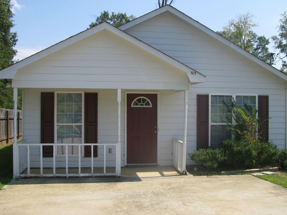 1929 Knowles Rd in Phenix City, AL - Building Photo