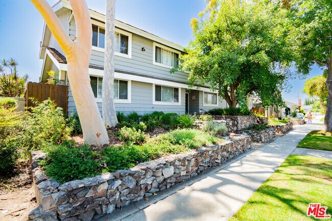 2502 Manhattan Beach Blvd, Unit Thoroughbred in Gardena, CA - Building Photo - Building Photo