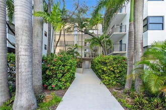 101 Ocean Ln Dr in Key Biscayne, FL - Building Photo - Building Photo