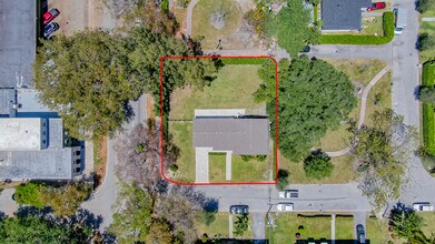 255 Grant Dr in Coral Gables, FL - Foto de edificio - Building Photo