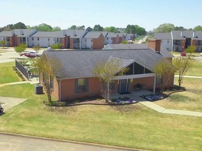 Arbor Village Apartments in Muscle Shoals, AL - Building Photo - Building Photo