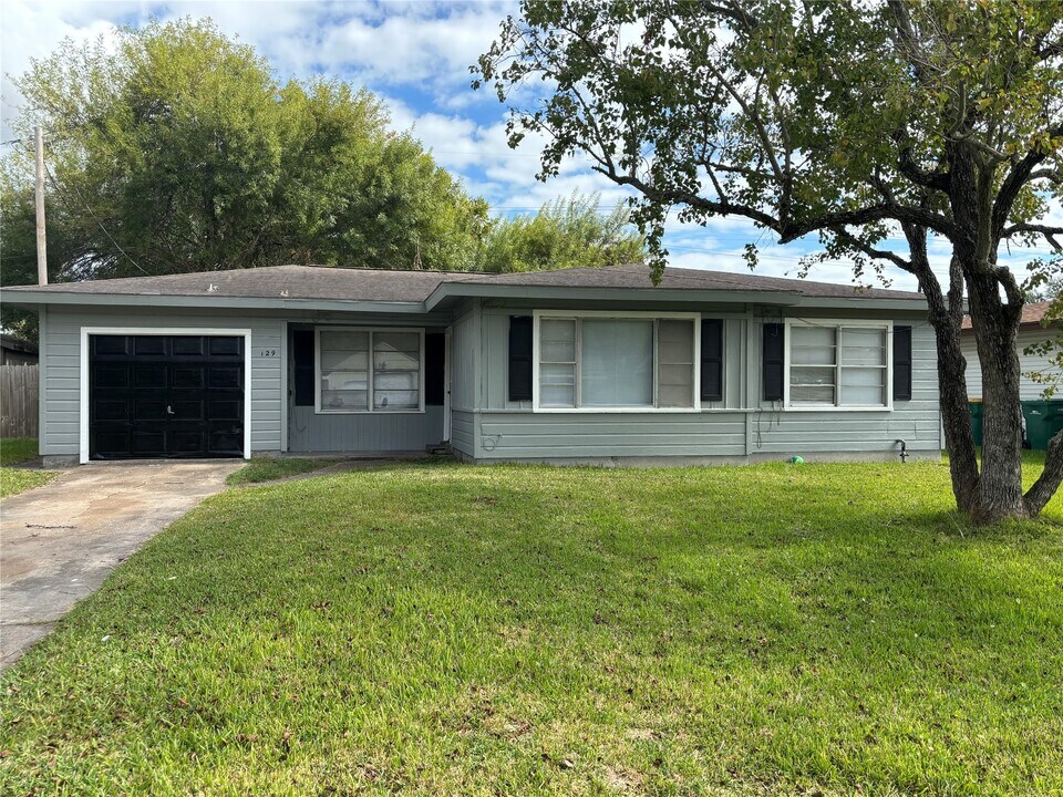 129 Lee Dr in La Marque, TX - Building Photo