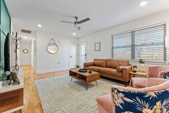 407 NW H St in Bentonville, AR - Foto de edificio - Building Photo