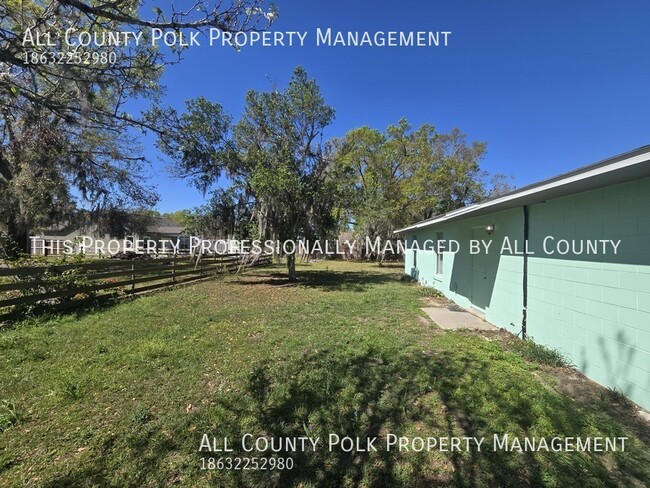 61 Winthrop Ave in Umatilla, FL - Building Photo - Building Photo