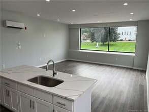 893 Main St in Manchester, CT - Building Photo - Building Photo