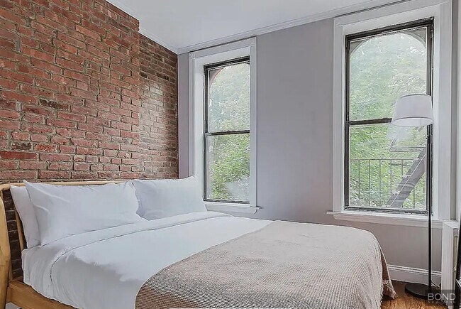 321 E 10th St in New York, NY - Building Photo - Building Photo