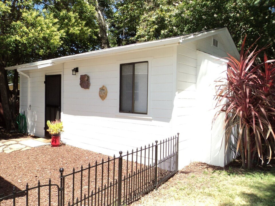 684 B St in Martinez, CA - Building Photo