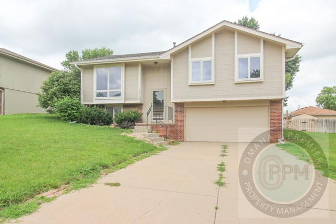 12712 Hartman Ave in Omaha, NE - Building Photo