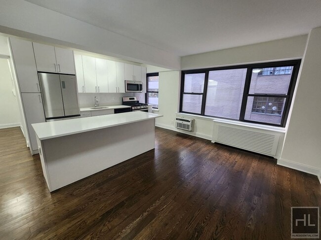 EAST 57 STREET in New York, NY - Building Photo - Building Photo