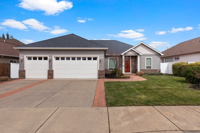 1001 Pumpkin Ridge in Eagle Point, OR - Building Photo - Building Photo