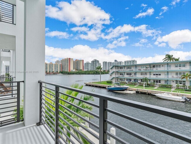 4004 NE 167th St in North Miami Beach, FL - Building Photo - Building Photo