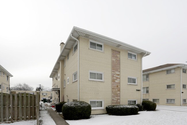5607 Saint Charles Rd in Berkeley, IL - Foto de edificio - Building Photo