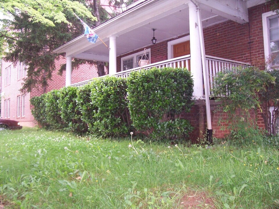 1305 John St in Charlottesville, VA - Building Photo