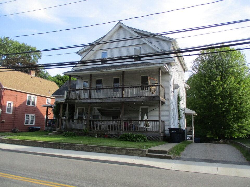 116 Woodstock Ave in Putnam, CT - Building Photo
