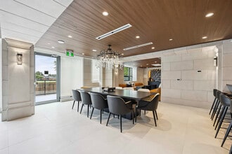 2075 King Rd in King City, ON - Building Photo - Building Photo