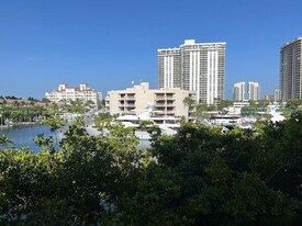 19999 E Country Club Dr, Unit 1406 in Aventura, FL - Building Photo