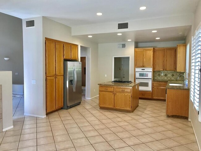 11869 Evergold St in San Diego, CA - Foto de edificio - Building Photo