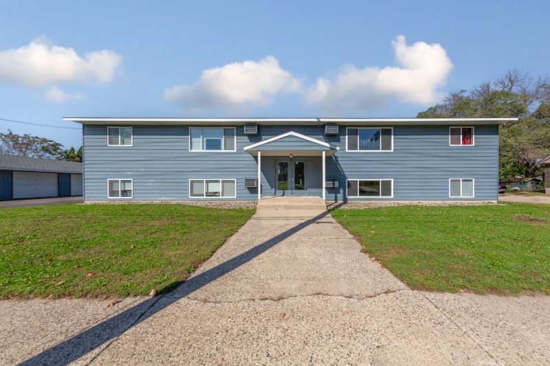 1402 Division St W in Faribault, MN - Building Photo