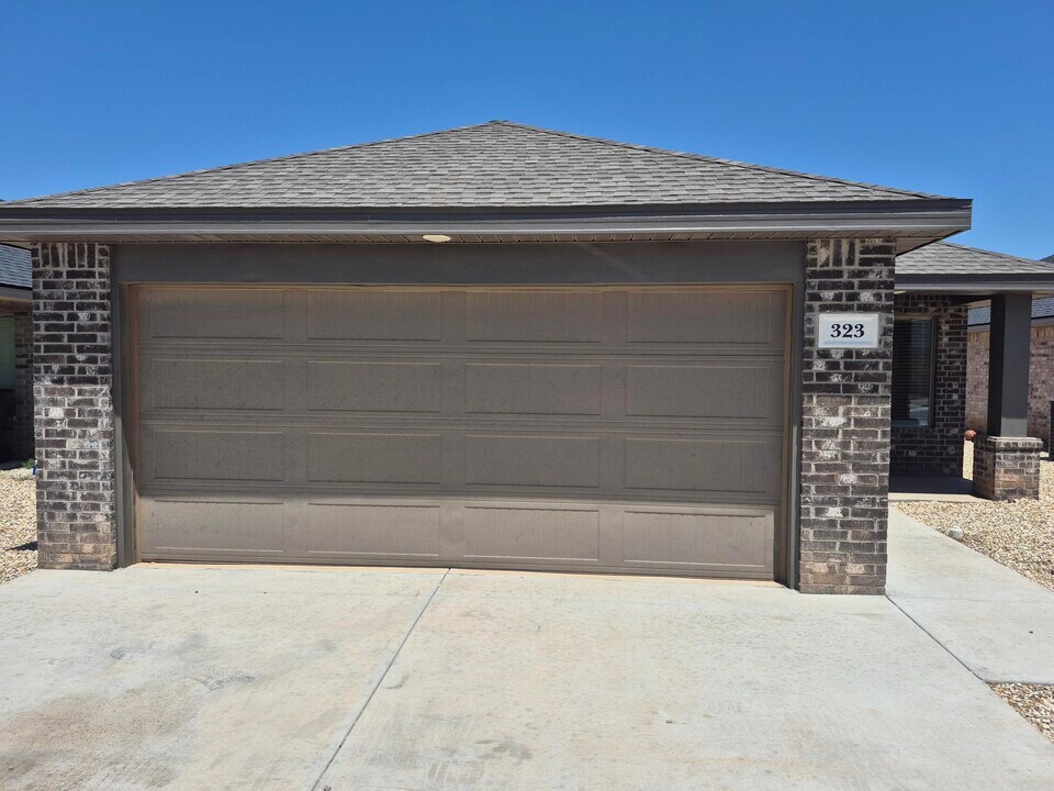 323 E 77th St in Lubbock, TX - Building Photo