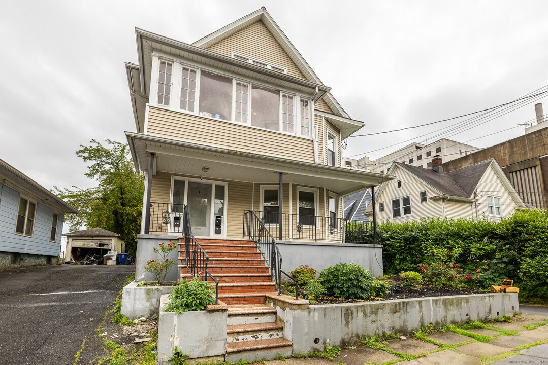 25 Hunting St in Bridgeport, CT - Building Photo