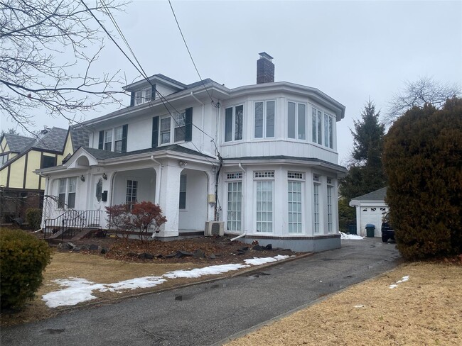 12 Morris Ave in Malverne, NY - Foto de edificio - Building Photo