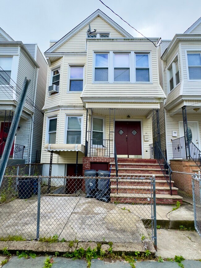 6 Apollo St, Unit 1 in Jersey City, NJ - Foto de edificio - Building Photo