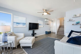 3302 Lake Washington Blvd N in Renton, WA - Foto de edificio - Building Photo