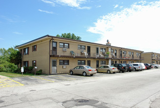 13 King Arthur Ct in Melrose Park, IL - Foto de edificio - Building Photo