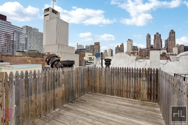 West 52nd Street, Unit 13E in New York, NY - Foto de edificio - Building Photo