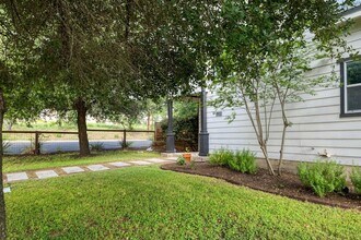 2200 Pennsylvania Ave in Austin, TX - Building Photo - Building Photo